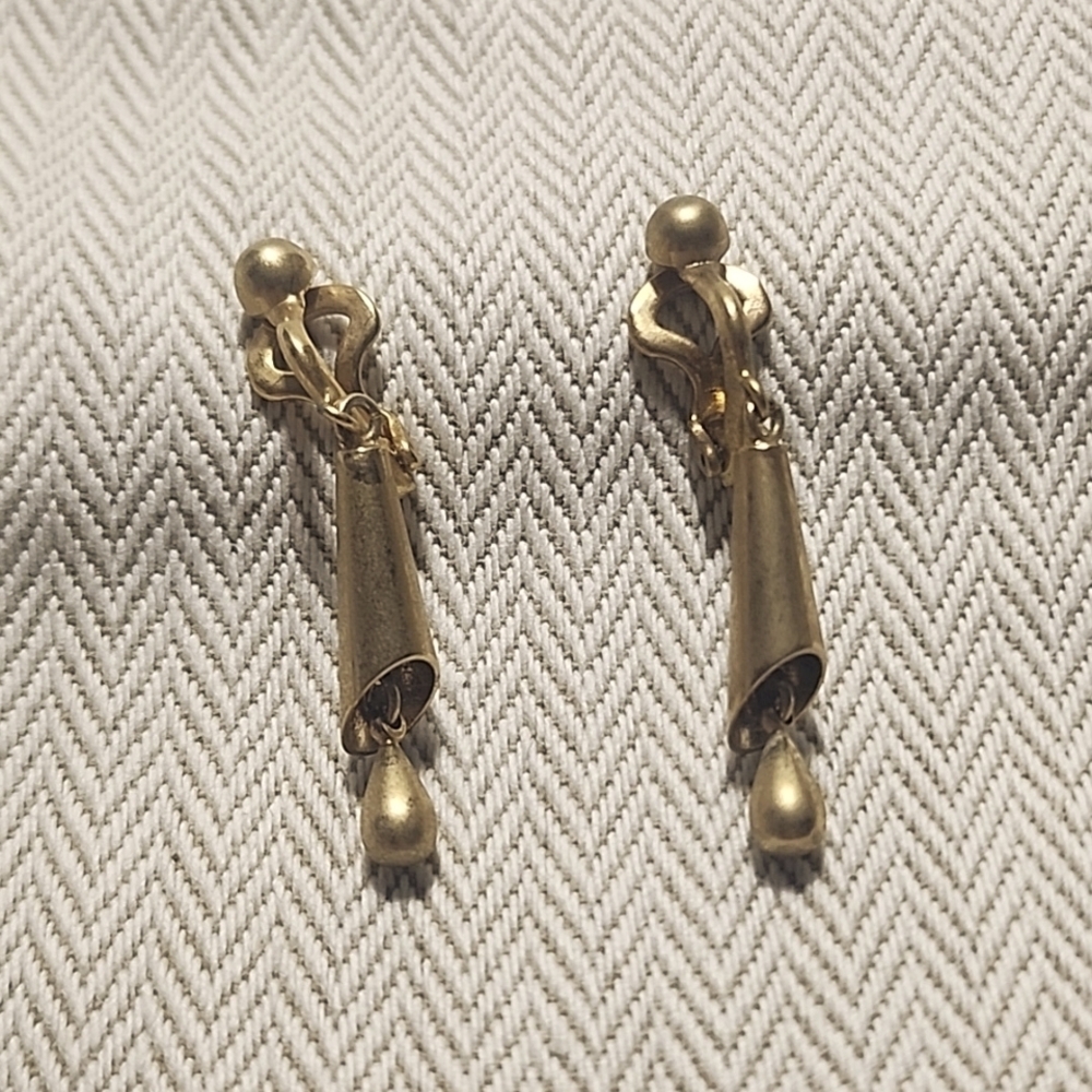 PAT CLIP ON EARRINGS GOLD TONE 22K VINTAGE